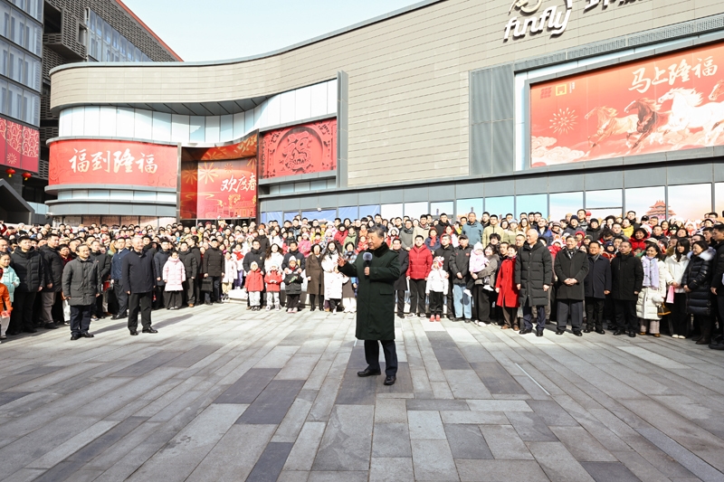 习近平春节前夕在北京看望慰问基层干部群众 
向全国各族人民致以美好的新春祝福 
祝各族人民幸福安康祝伟大祖国繁荣昌盛 
蔡奇陪同考察「相关图片」