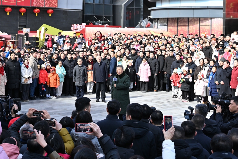 习近平春节前夕在北京看望慰问基层干部群众 
向全国各族人民致以美好的新春祝福 
祝各族人民幸福安康祝伟大祖国繁荣昌盛 
蔡奇陪同考察「相关图片」