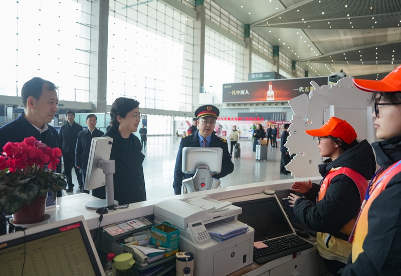 施小琳调研检查春运等工作并走访慰问一线干部职工
深入细致守安全保畅通优服务
确保全省人民和广大游客平安欢乐祥和过节「相关图片」