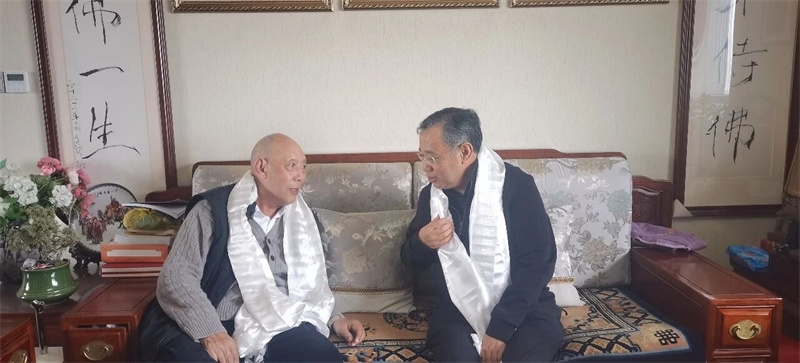 普布顿珠看望慰问藏传佛教界代表人士