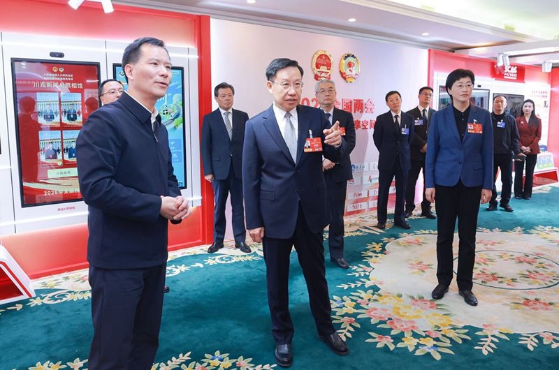 王晓晖施小琳看望慰问四川代表团驻地媒体记者「相关图片」