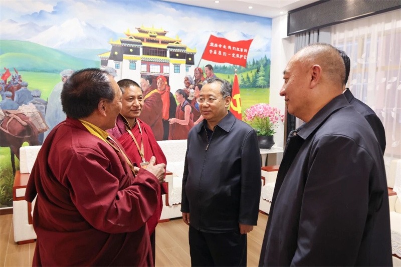 普布顿珠在甘孜州调研