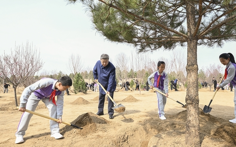 习近平在参加首都义务植树活动时强调
为山川大地增添锦绣
让中国式现代化底色更加亮丽
李强赵乐际王沪宁蔡奇丁薛祥李希参加「相关图片」