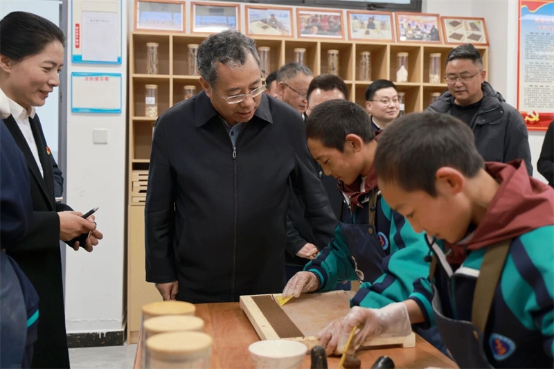 普布顿珠在阿坝州调研