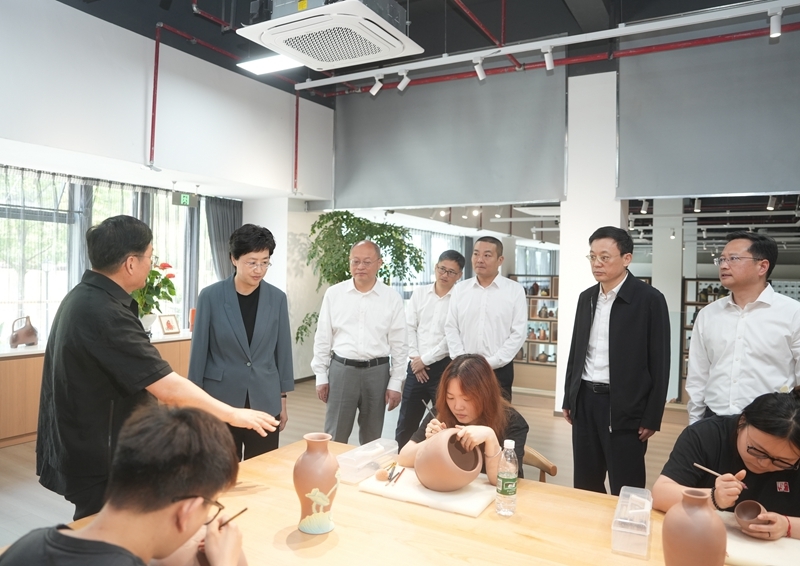 施小琳在内江市、资阳市调研时强调 
突出高质量发展目标导向 
加快做大做强特色产业培育壮大新动能「相关图片」