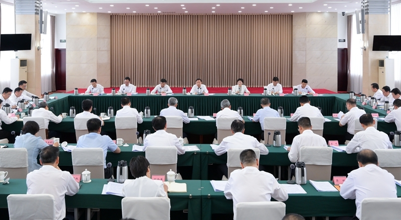 王晓晖主持召开省委专题会议强调
找准优势领域和主攻方向
以更大力度更实举措加强基础研究
施小琳讲话 于立军出席「相关图片」