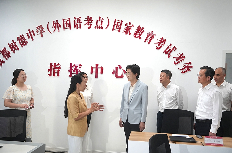 施小琳在检查高考准备工作时强调
精心细致做好组织服务保障
全力确保高考安全平稳有序进行「相关图片」