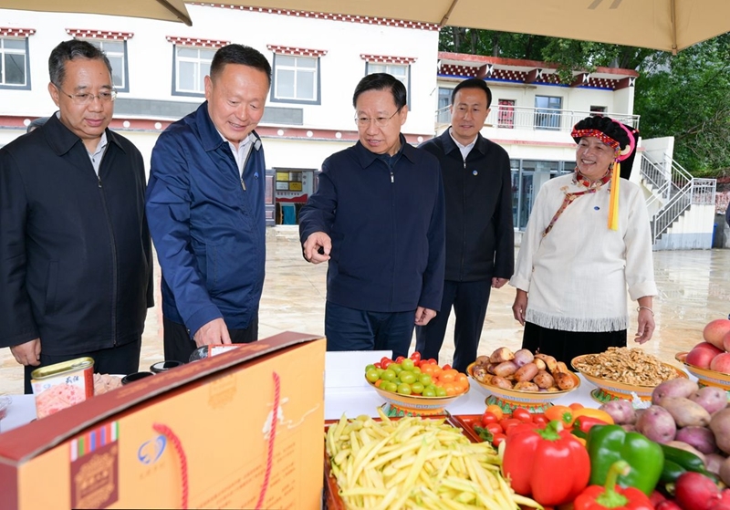 王晓晖在阿坝州甘孜州调研时强调
坚持以推进乡村全面振兴为总抓手
扎实推进民族地区农业农村现代化「相关图片」