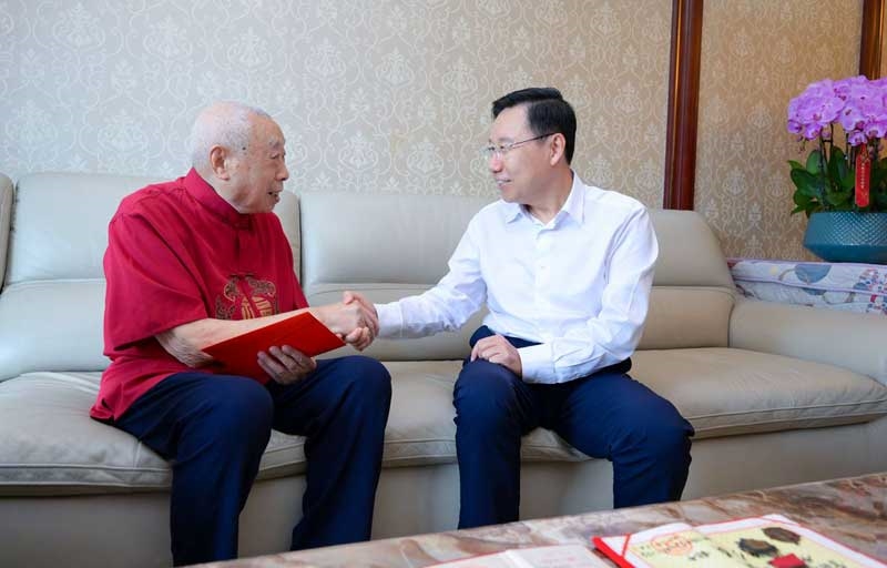 王晓晖“七一”前夕走访慰问老党员
向全省广大共产党员致以节日祝福「相关图片」