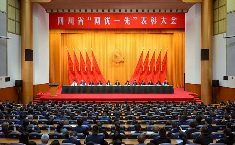 王晓晖在四川省“两优一先”表彰大会上强调
大力营造学习先进崇尚先进争做先进的浓厚氛围
以实干实绩奋力谱写中国式现代化四川新篇章
施小琳主持 田向利于立军出席「相关图片」