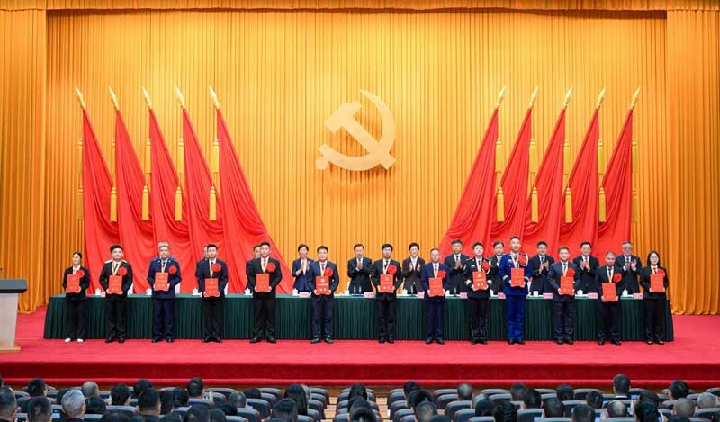 王晓晖在四川省“两优一先”表彰大会上强调
大力营造学习先进崇尚先进争做先进的浓厚氛围
以实干实绩奋力谱写中国式现代化四川新篇章
施小琳主持 田向利于立军出席「相关图片」