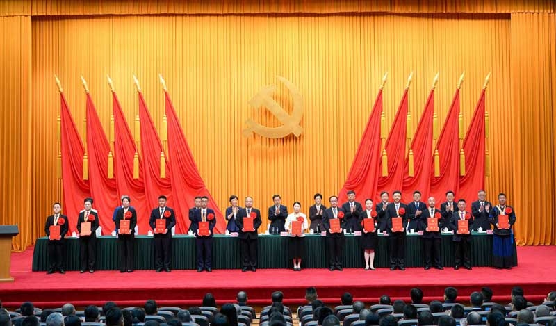 王晓晖在四川省“两优一先”表彰大会上强调
大力营造学习先进崇尚先进争做先进的浓厚氛围
以实干实绩奋力谱写中国式现代化四川新篇章
施小琳主持 田向利于立军出席「相关图片」