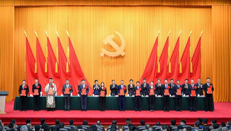 王晓晖在四川省“两优一先”表彰大会上强调
大力营造学习先进崇尚先进争做先进的浓厚氛围
以实干实绩奋力谱写中国式现代化四川新篇章
施小琳主持 田向利于立军出席「相关图片」