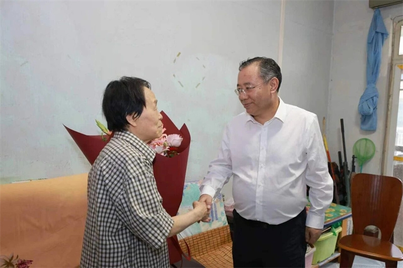 普布顿珠&ldquo;七一&rdquo;前夕开展走访慰问活动
