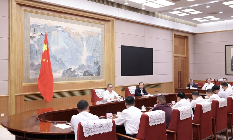 李强主持召开经济形势专家和企业家座谈会「相关图片」