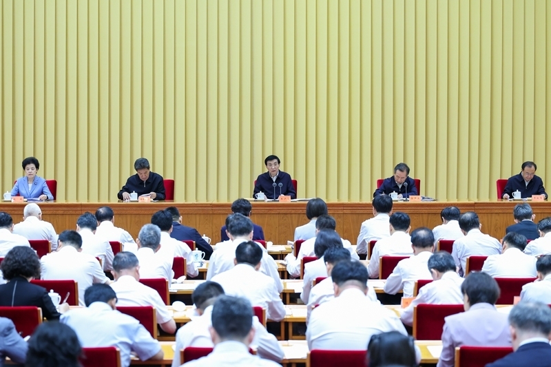 习近平对侨务工作作出重要指示强调
更好凝聚侨心侨力
促进海内外中华儿女团结奋斗
王沪宁出席全国侨务工作会议并讲话「相关图片」