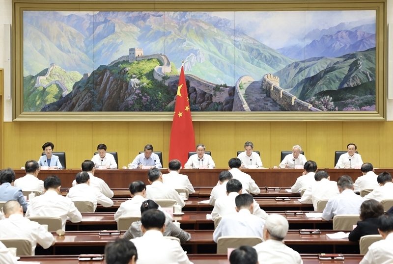 李强主持召开国务院第十二次全体会议强调
深入贯彻落实党中央决策部署
努力完成全年经济社会发展目标任务「相关图片」