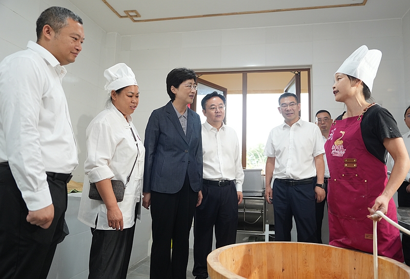 施小琳在德阳市、绵阳市调研时强调
保持战略定力 合力攻坚克难
扎实推动经济向新向优向好发展「相关图片」
