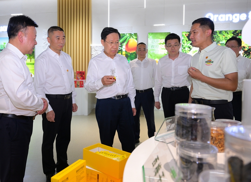王晓晖在宜宾市内江市眉山市调研时强调
坚持智能化绿色化融合化方向
不断夯实高质量发展的产业根基「相关图片」