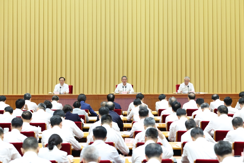 习近平就发展先进制造业作出重要指示强调
持续做大做强先进制造业
为推进中国式现代化提供有力支撑
李强出席全国先进制造业大会并讲话「相关图片」