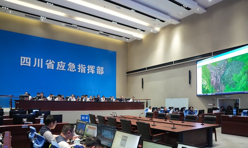 施小琳在安全风险感知“一张网”和科技赋能防灾减灾救灾“揭榜挂帅”工作专题会上强调
加快“一张网”建设和“揭榜挂帅”工作
以科技赋能更好保障人民群众生命财产安全「相关图片」