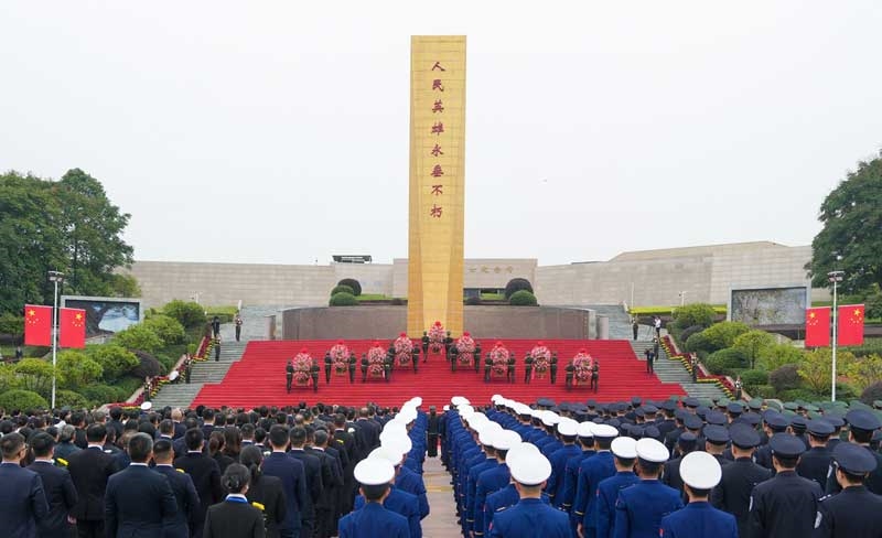 我省隆重举行向人民英雄敬献花篮仪式
王晓晖施小琳田向利于立军出席「相关图片」