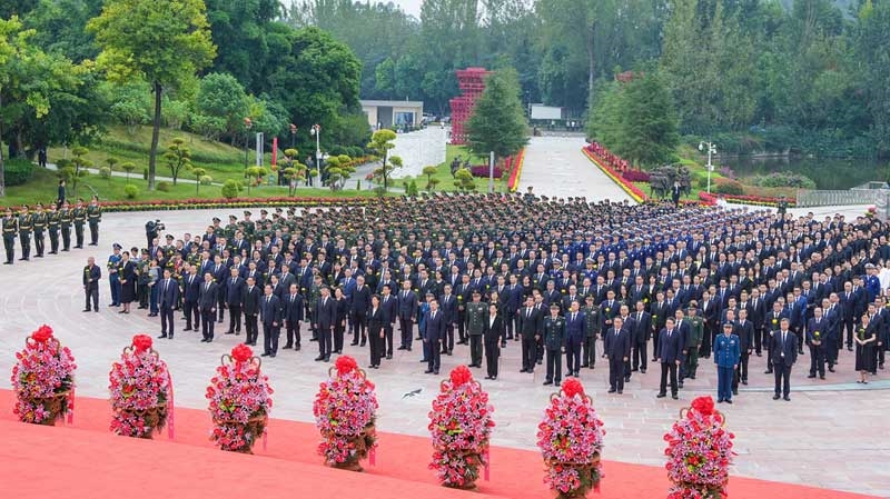 我省隆重举行向人民英雄敬献花篮仪式
王晓晖施小琳田向利于立军出席「相关图片」