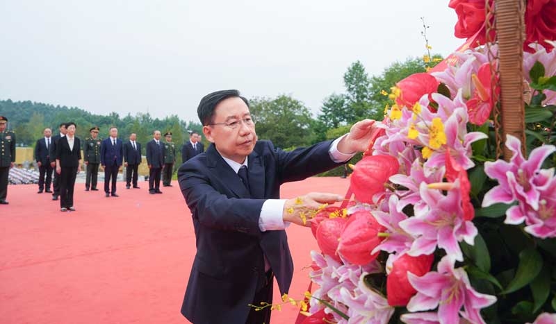 我省隆重举行向人民英雄敬献花篮仪式
王晓晖施小琳田向利于立军出席「相关图片」