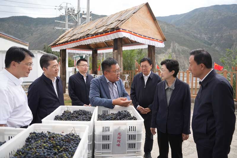 施小琳在甘孜州调研时强调
锚定“十五五”发展目标任务
扎实推动民族地区长治久安和高质量发展「相关图片」