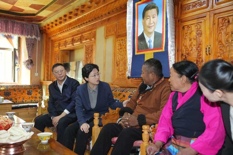 施小琳在甘孜州调研时强调
锚定“十五五”发展目标任务
扎实推动民族地区长治久安和高质量发展「相关图片」