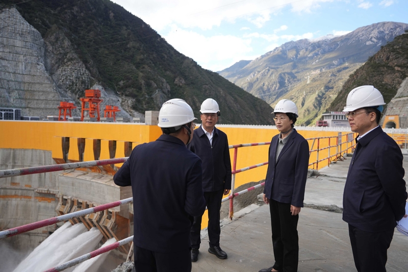 施小琳在甘孜州调研时强调
锚定“十五五”发展目标任务
扎实推动民族地区长治久安和高质量发展「相关图片」