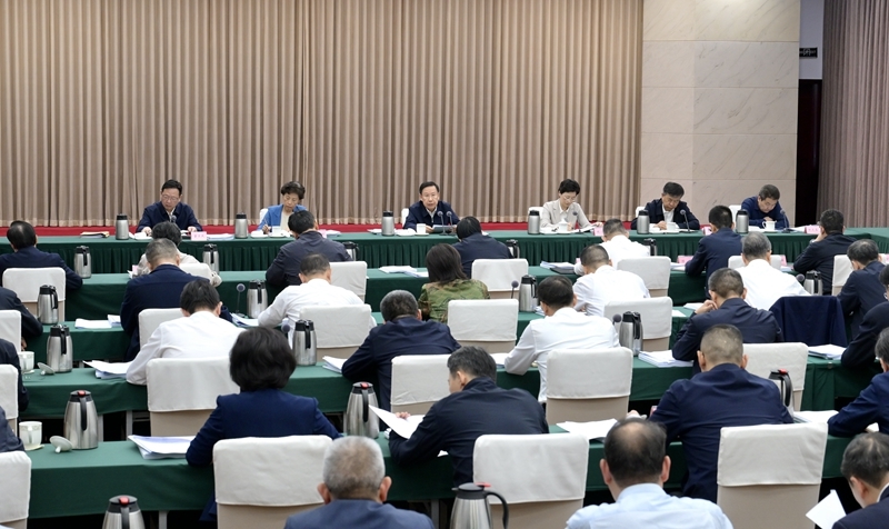 王晓晖主持召开2026年省田长制林长制暨省总河长全体会议强调 
持续提升治田治林治水工作水平 
不断夯实四川现代化建设的绿色本底 
施小琳讲话 田向利于立军出席「相关图片」