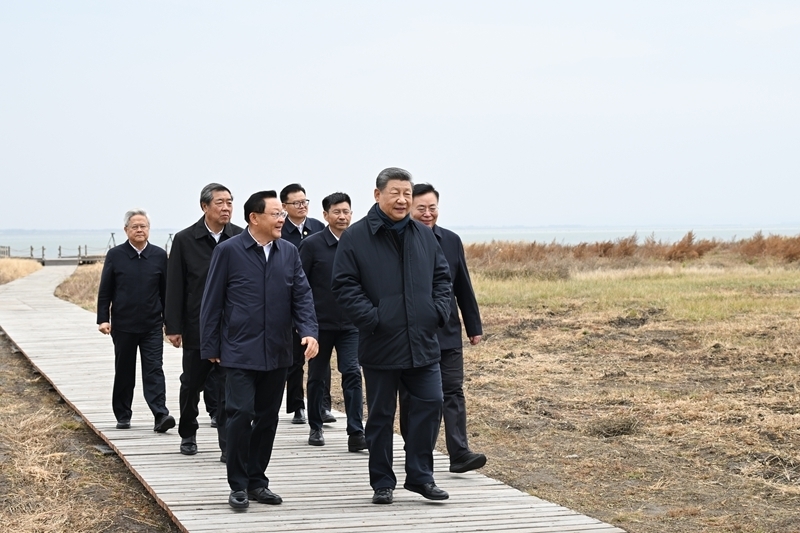 习近平在内蒙古乌兰察布考察时强调
统筹高质量发展和高水平保护
坚定不移走生态优先绿色发展之路「相关图片」