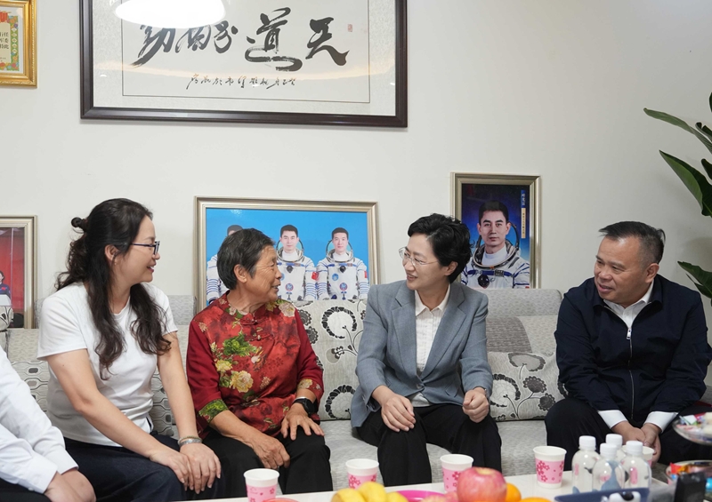 施小琳在成都市调研养老服务工作时强调
用心用情把生活保障好作用发挥好权益维护好
让广大老年人共享发展成果安享幸福晚年「相关图片」